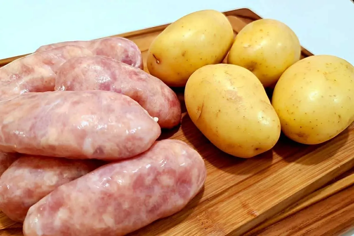 Precisei apenas de linguiça com batata pra fazer um almoço d