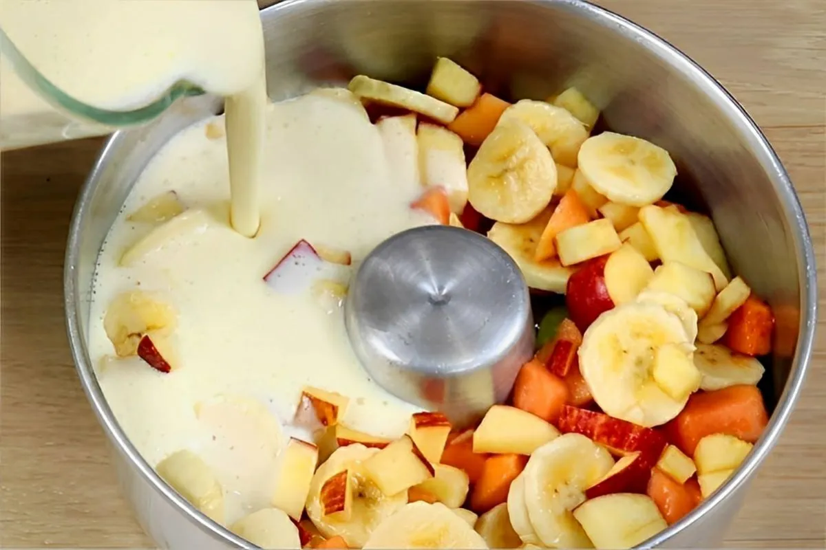 Pudim com pedaços de frutas uma delícia saudável perfeita pa