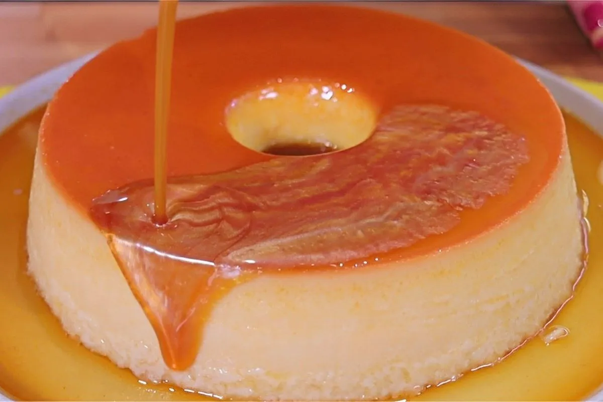 Pudim cremoso sem furinhos e com uma calda diferente mas mui