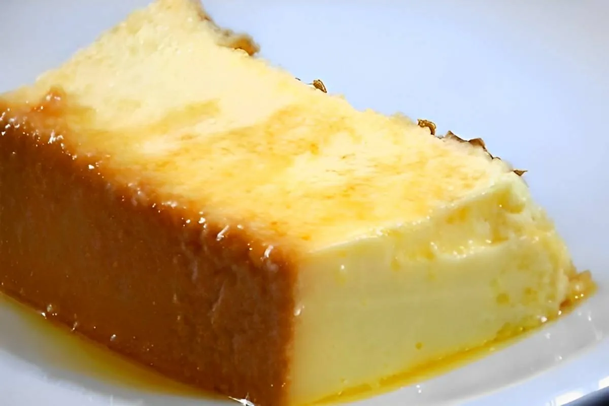 Pudim de abacaxi com a fruta uma sobremesa de liquidificador