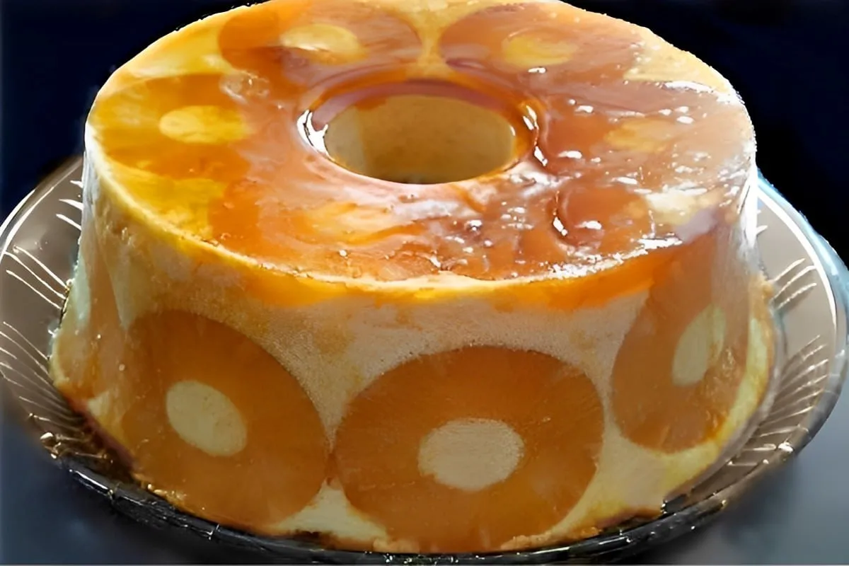 Pudim de abacaxi com abacaxi em calda uma sobremesa delicios