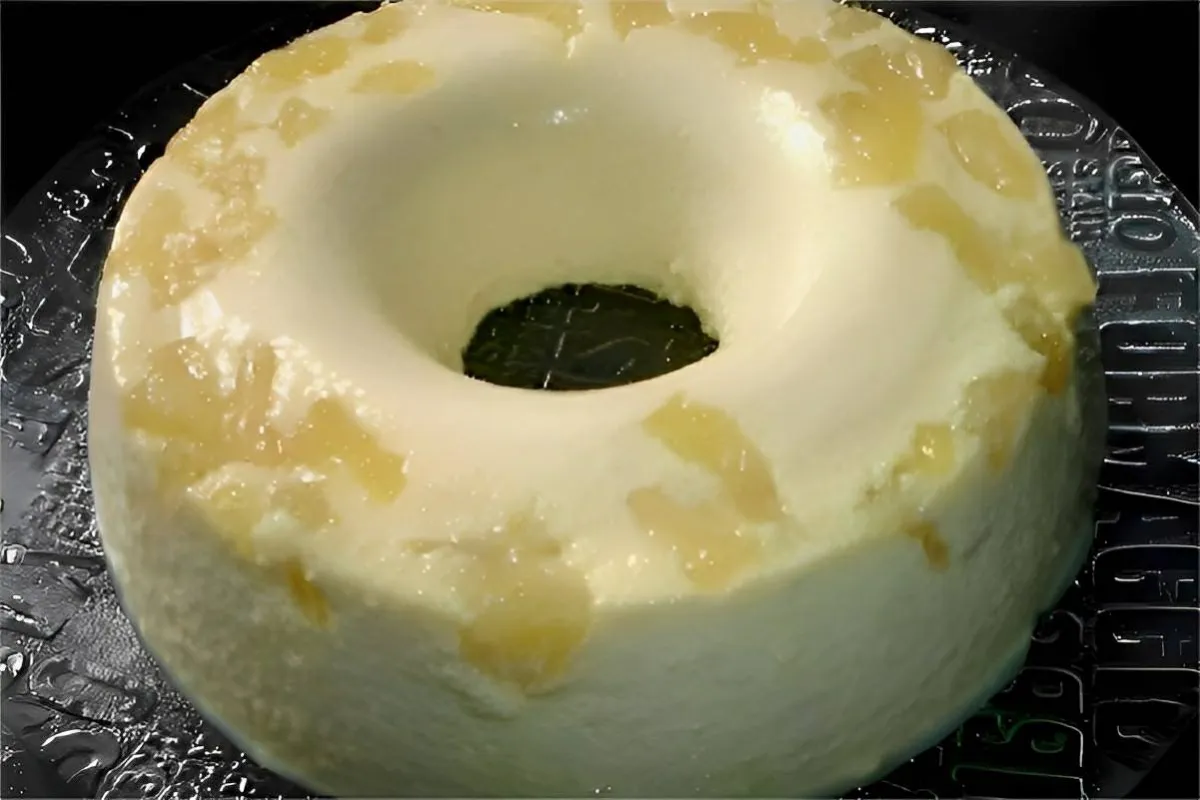 Pudim de abacaxi com pedaços da fruta um pudim especial para