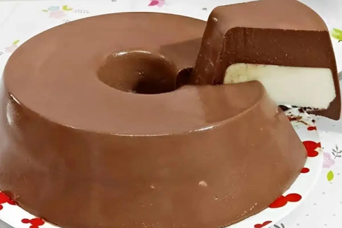 Pudim de chocolate com recheio de leite ninho uma sobremesa