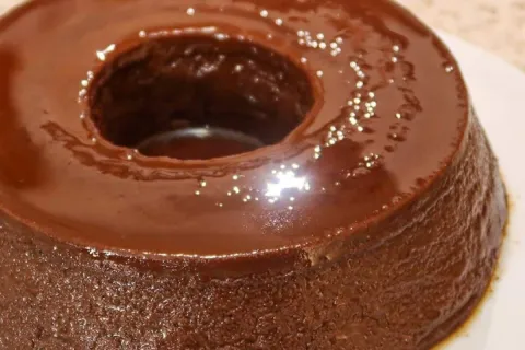 Pudim de chocolate tradicional que fica pronto rapidamente, 