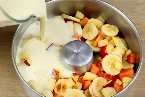 Pudim de frutas de geladeira muito simples de fazer e dá um 