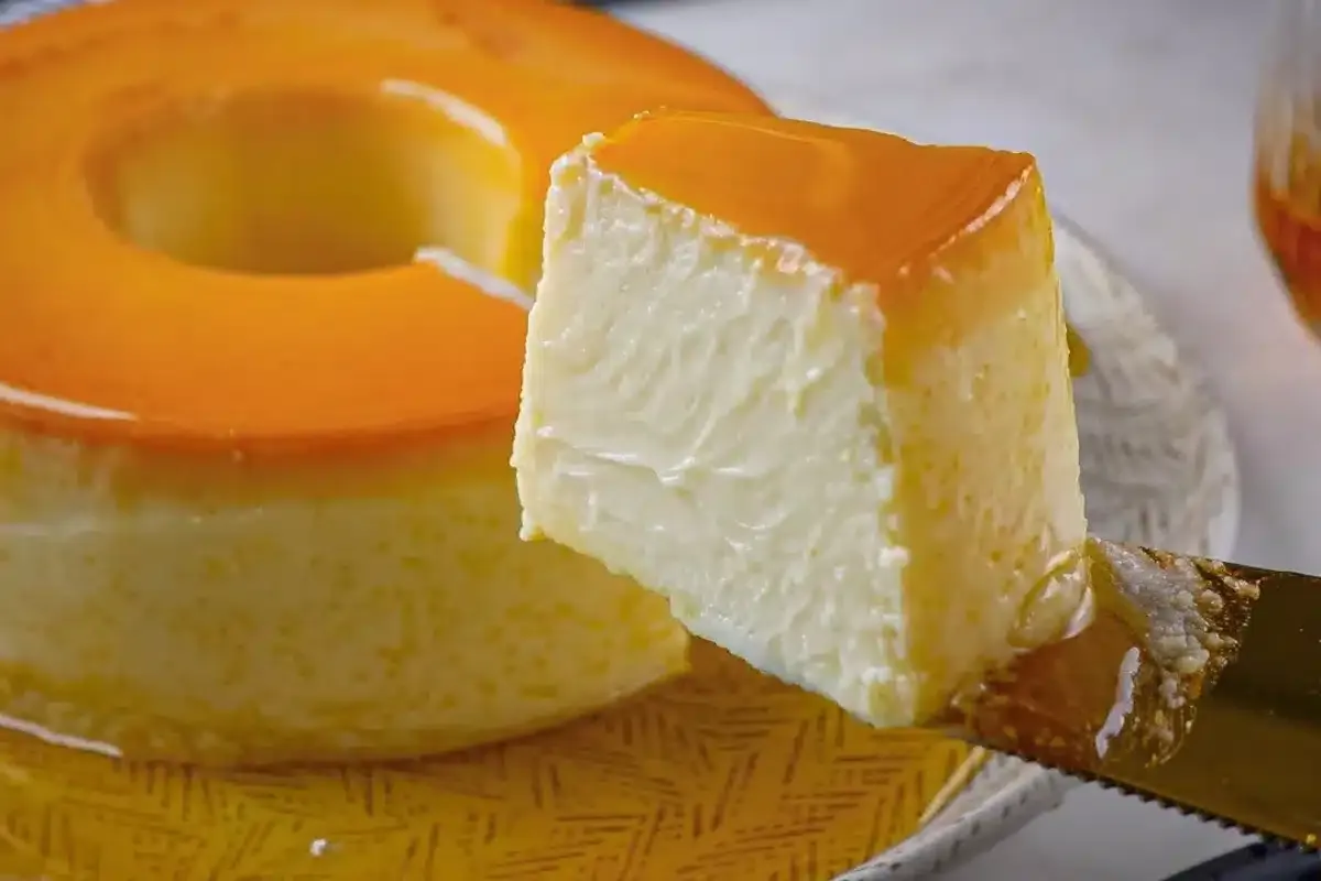 Pudim de iogurte feito com apenas dois ingredientes simples,