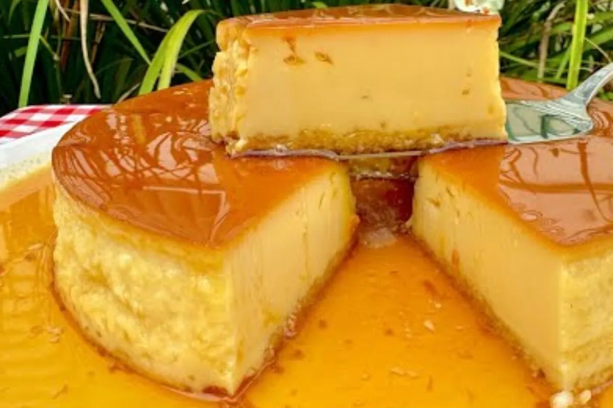 Pudim de leite condensado com queijo que fica bom demais da