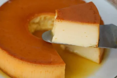 Pudim de leite condensado que fica com uma consistência perf