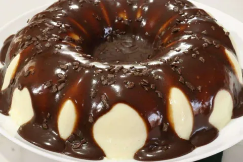 Pudim de leite ninho com cobertura de chocolate que não prec