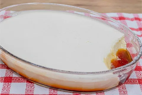 Pudim de Leite Ninho na travessa um pudim delicioso que não 
