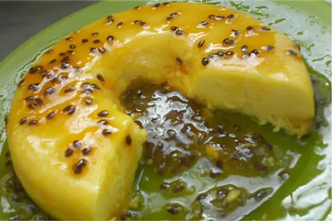 Pudim de maracujá tradicional com ovos e que vai ao forno um