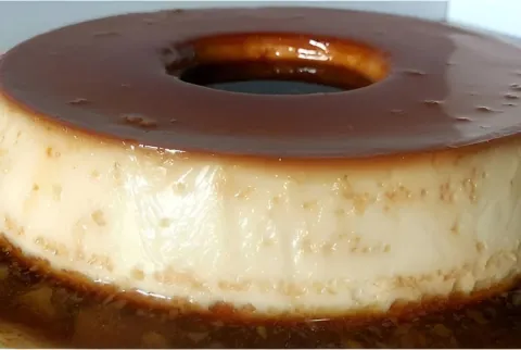 Pudim de maria mole com leite condensado e leite de coco que