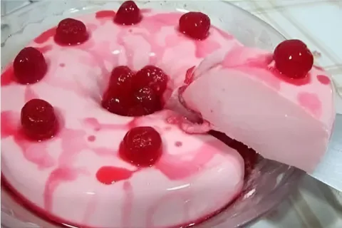 Pudim de morango fake feito com gelatina de morango e ingred