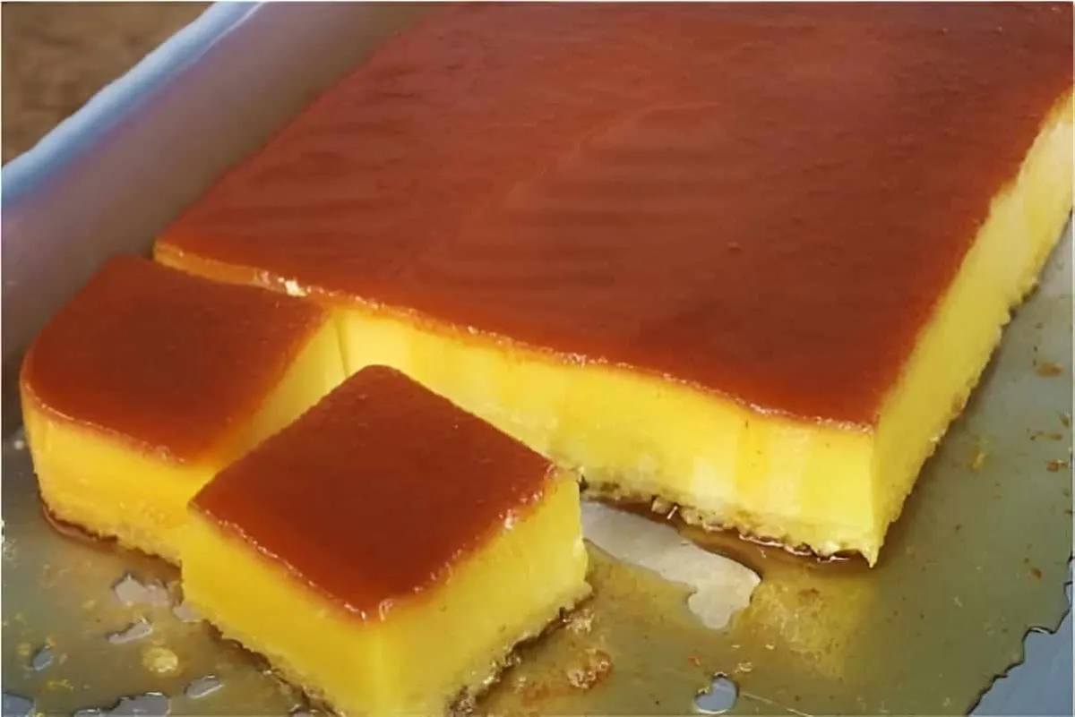 Pudim de padaria daqueles vendidos em pedaços na vitrine das