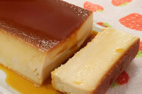 Pudim de pão cremoso e delicioso para a sobremesa de toda a 