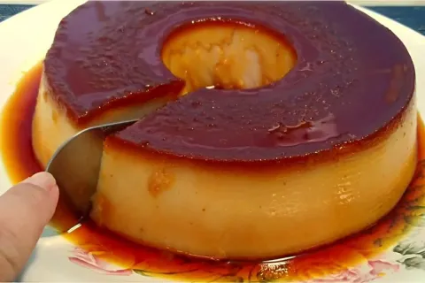 Pudim de pão delicioso para transformar os pães amanhecidos 