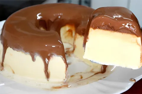 Pudim de sorvete com calda de chocolate uma sobremesa gelada