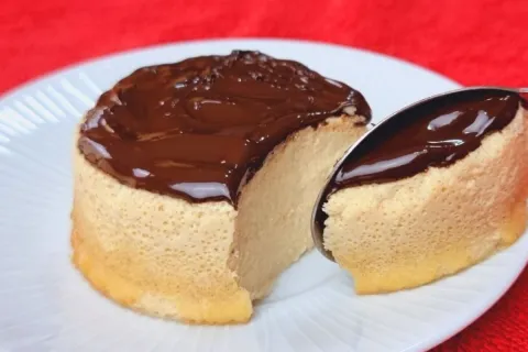 Pudim low carb que fica cremoso e é a opção perfeita para um