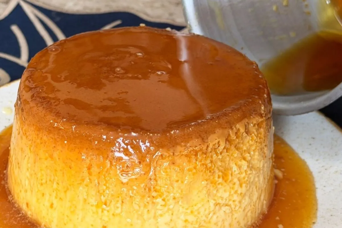 Pudim na panela com uma textura lisa e cremosa, para salvar