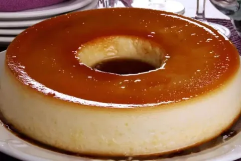 Pudim sem forno lisinho e cremoso: segredinho para não ficar