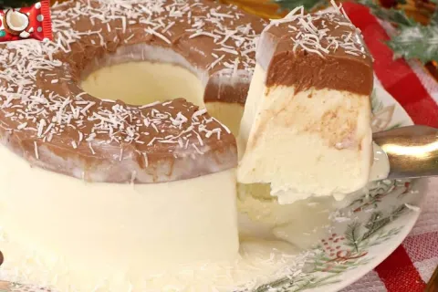 Pudim sorvete de prestígio, uma sobremesa que combina coco c