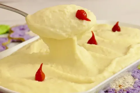 Purê de batata com aligot com aquele queijo puxando, um acom