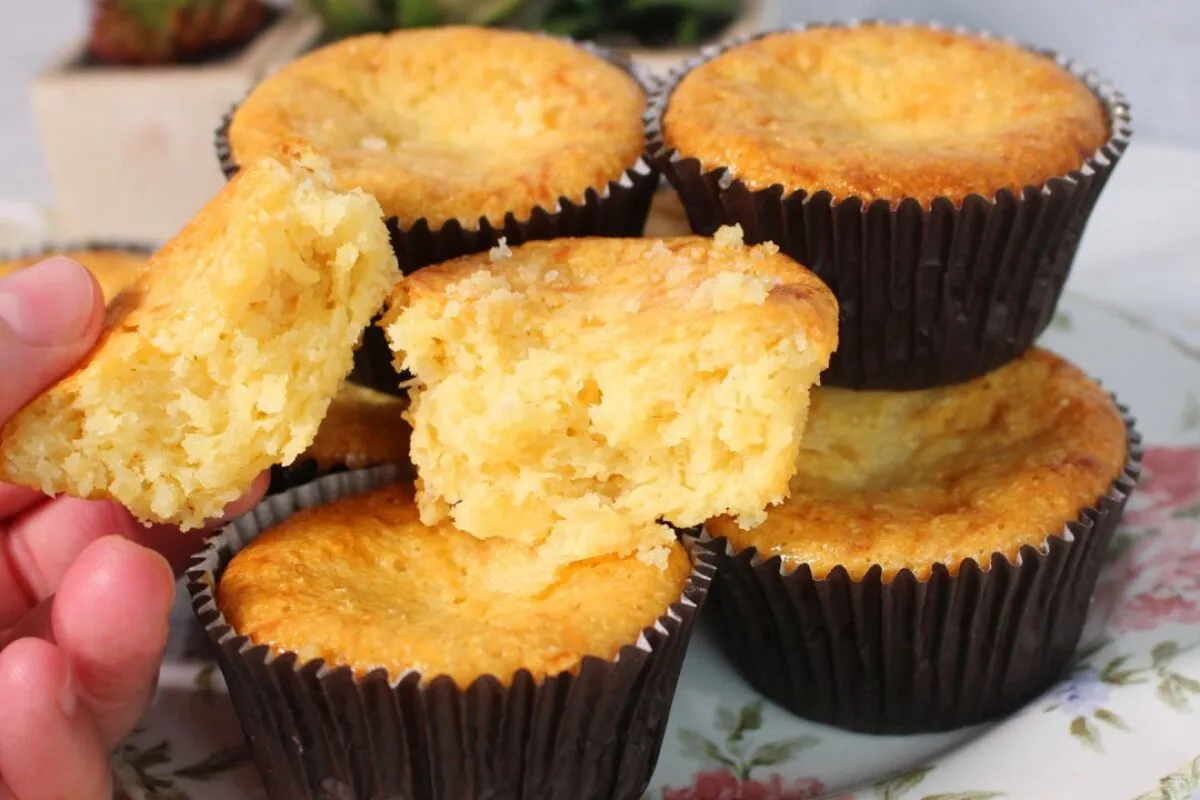 Queijadinha cremosa feita com poucos ingredientes, que fica