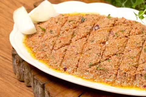 Quibe cru de tomate: leve, refrescante e muito saboroso para