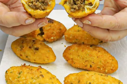 Quibe de arroz rápido e fácil com recheio cremoso feito com 
