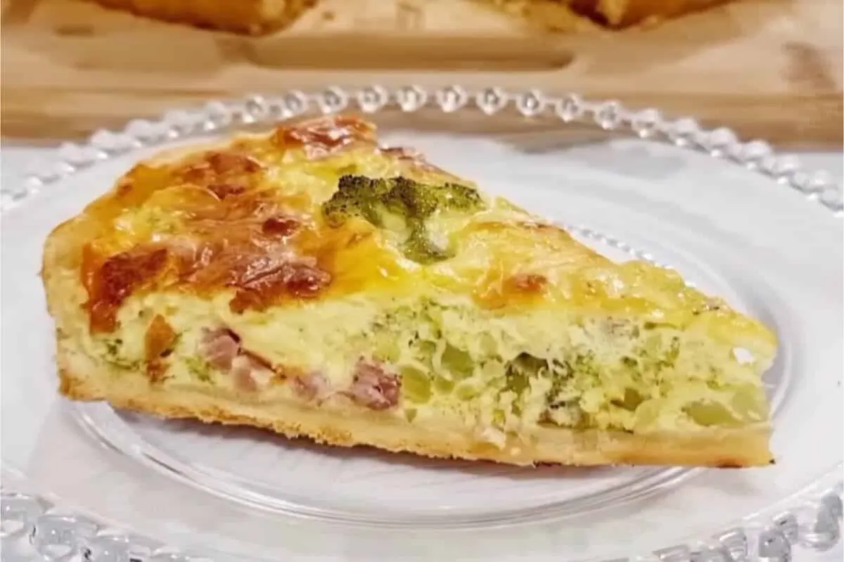 Quiche de brócolis deliciosa e fácil de preparar para servir