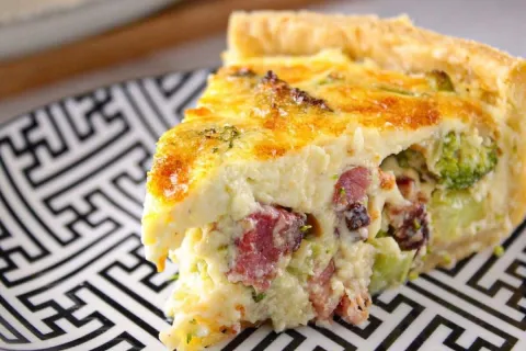 Quiche de brócolis: o lanche perfeito com bacon que desmanch