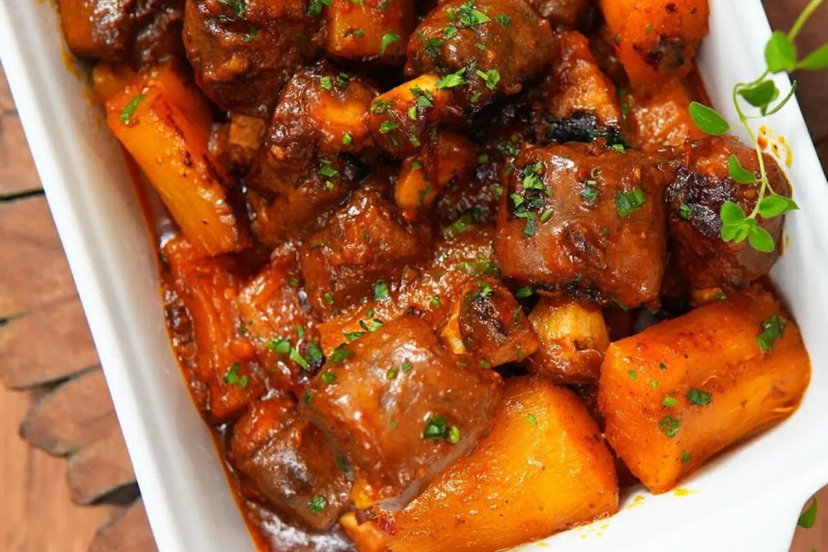 Rabada com mandioca bem temperada, prato tradicional e cheio