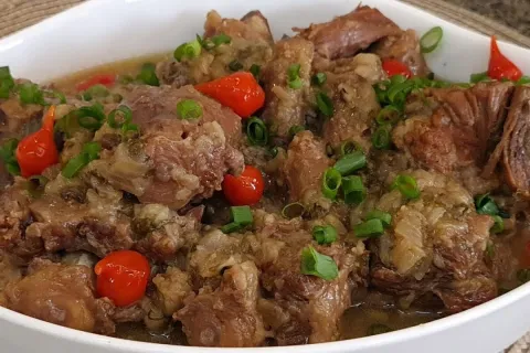 Rabada na panela de pressão suculenta que solta do osso quan