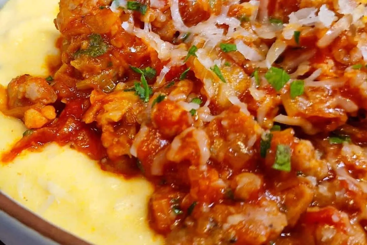 Ragu de linguiça com molho saboroso, para acompanhar polenta