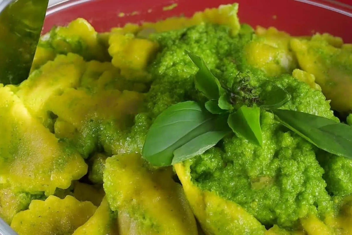 Ravioli com pesto de brócolis simples e delicioso para um al