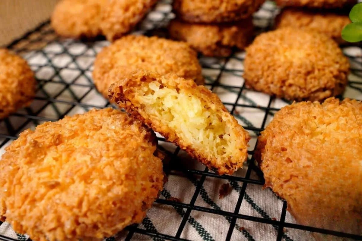 Receita de biscoito de coco delicioso que fica impossível co