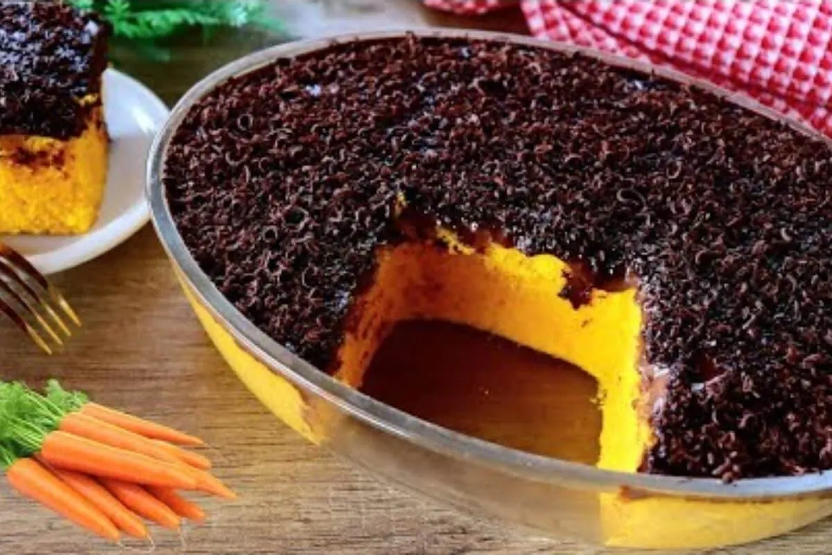 Receita de bolo de cenoura perfeito feito em 8 minutos para