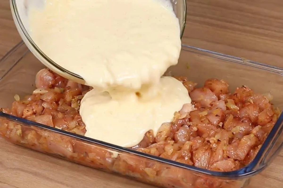 Receita de frango ao forno muito simples fica pronta em pouc