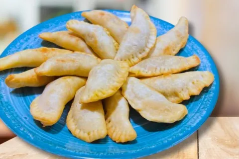 Receita de massa de pastel fácil feita com apenas dois ingre