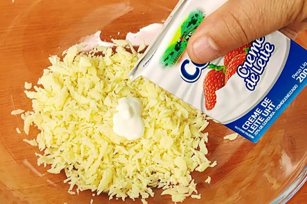 Receita de pãozinho de queijo com creme de leite e muçarela: