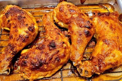 Receita para o almoço: frango assado na maionese crocante e 