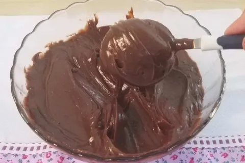 Recheio cremoso de chocolate para bolos muito simples de faz