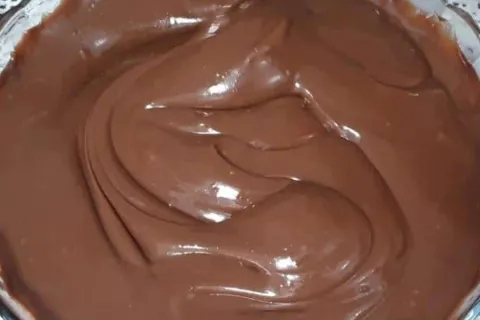 Recheio de chocolate cremoso e delicioso que é perfeito para