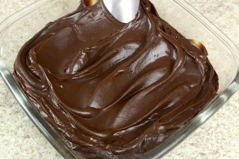 Recheio de chocolate cremoso e perfeito para seus bolos ou s