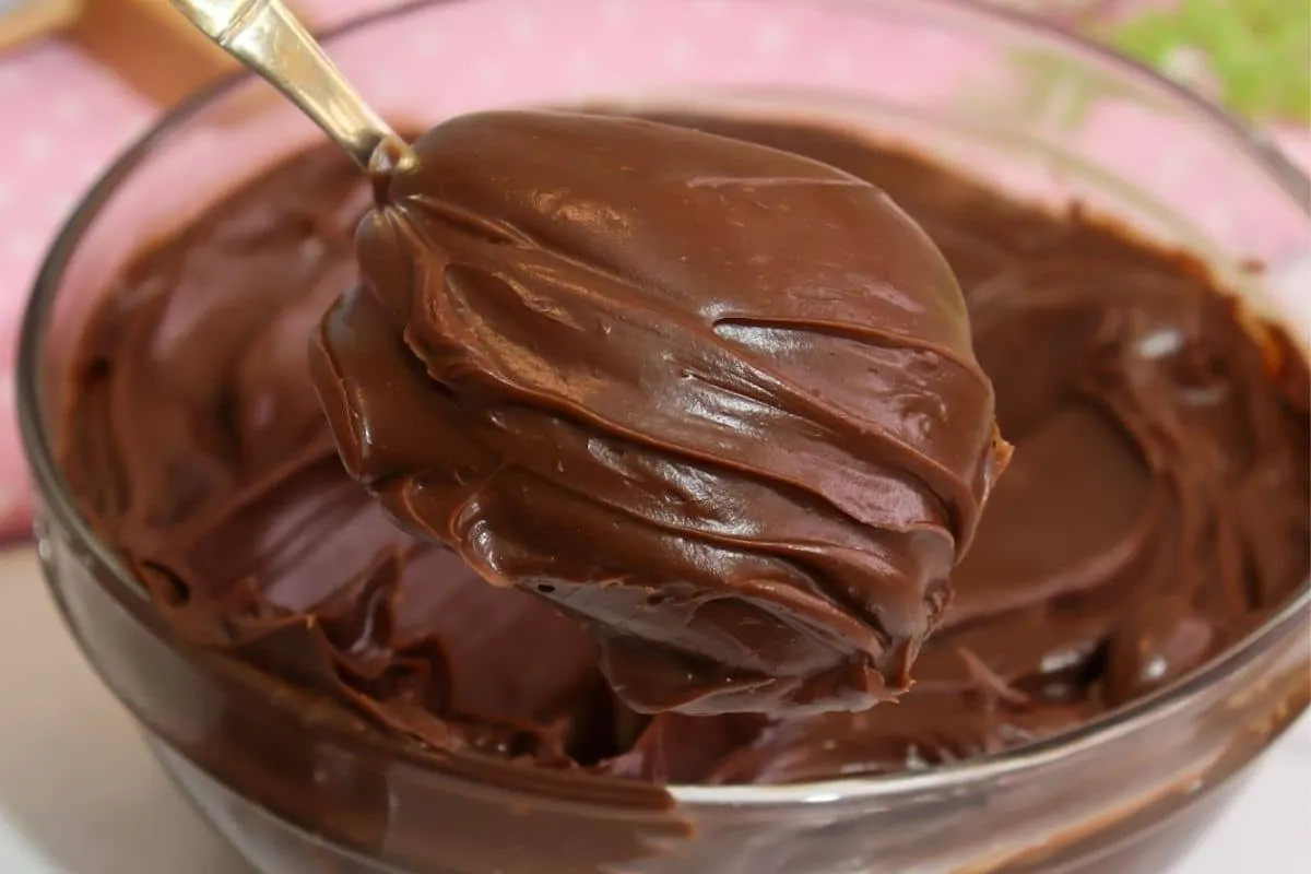 Recheio de chocolate estruturado: confeiteira dá todas as di