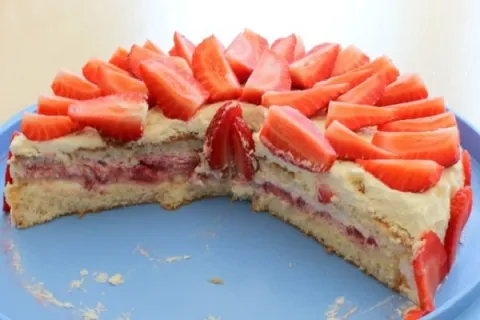 Recheio de Morango Fácil – Feito com 3 Ingredientes