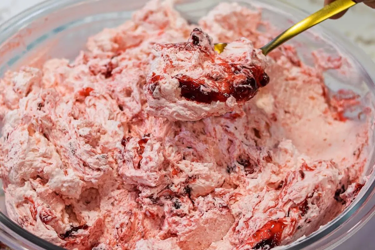 Recheio para bolo mousse de morango aerado com geleia e fica