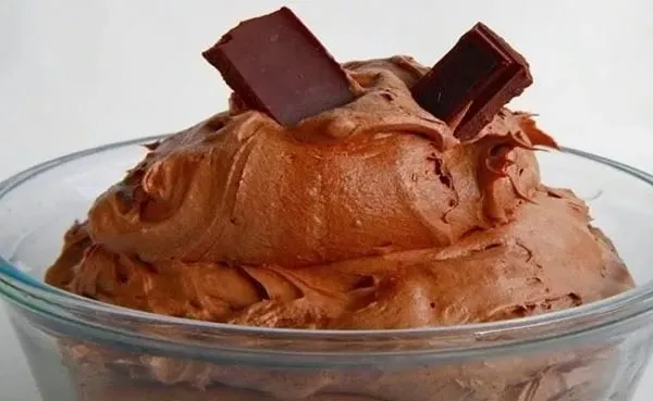 Recheio trufado de chocolate que faz o maior sucesso nos bol