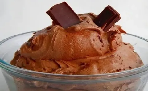 Recheio trufado de chocolate que faz o maior sucesso nos bol