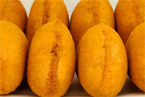 Risoles de frango cremoso deliciosos e perfeitos para servir